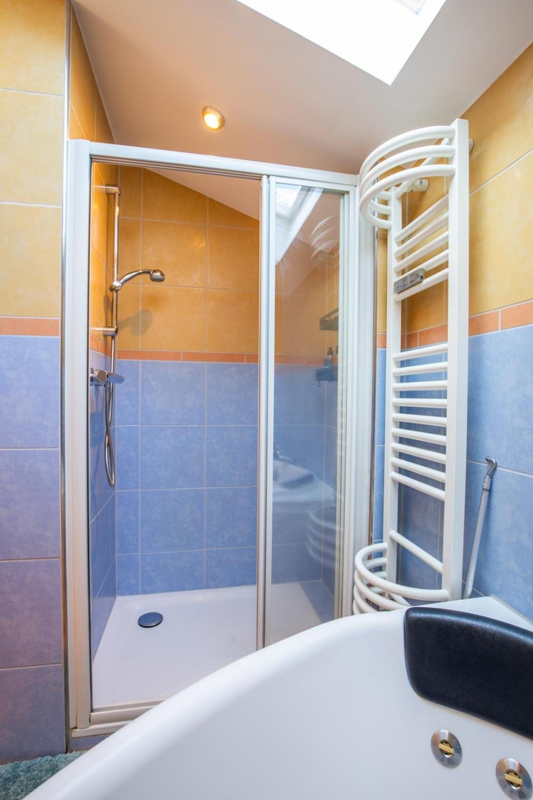 Special Roger F Rabbit 4 Apartment, Roche Towers, 10-star Appartement